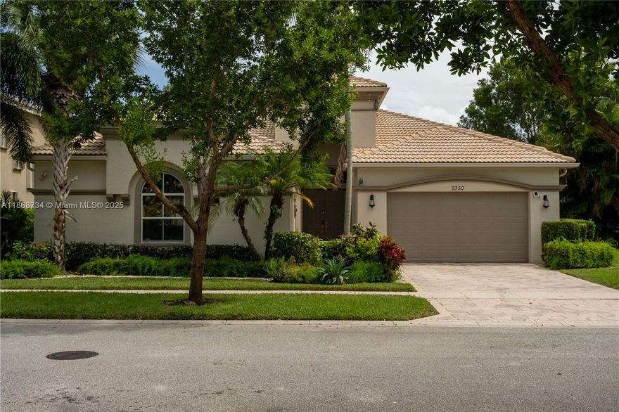 Welcome to this stunning single story home with incredible upgrades! Located in the sought after 55+ community
of Buena Vida in the heart of Wellington. The Toscana model is the largest single story model in the community.
This home boasts 12 ft high ceilings along with 3 spacious bedrooms and an office that could be easily converted
into a bedroom space. Master bedroom has a beautiful sitting area with large windows that look out to a lake view.
Many upgrades include: New Kitchen 2024, 2 new A/C units 2021, accordion shutters 2021, gutters 2021, Newly
fenced in yard 2022.