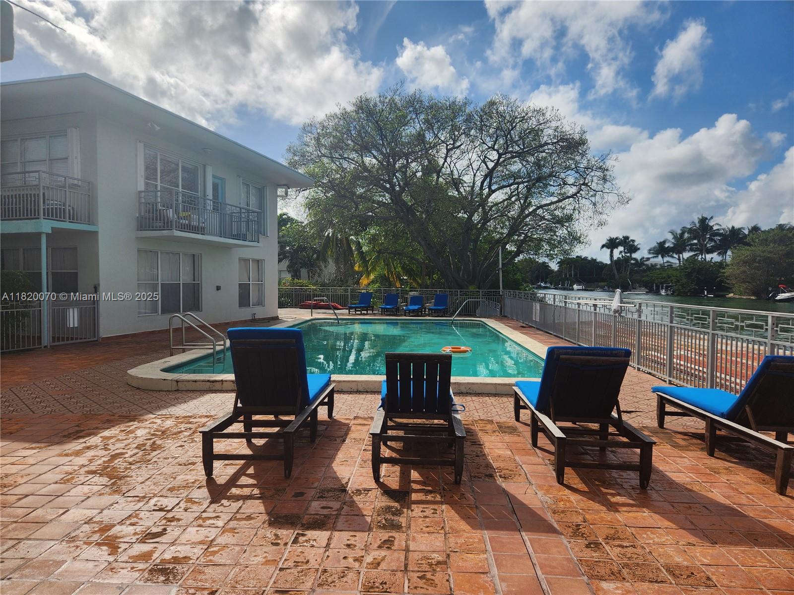 1239 Marseille Dr 4