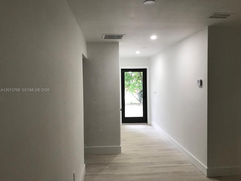 LINDI MANOR - Residential Lease