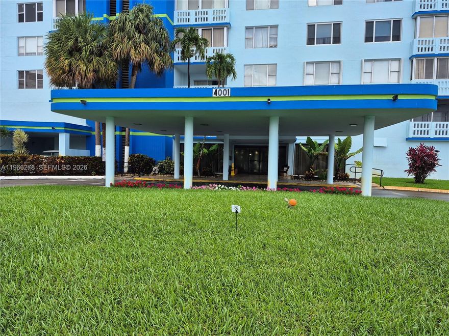 This well maintained 2/2 corner unit has spectacular view, wooden lovely floors with open kitchen, granite counter and plenty of cabinet space, excelent for entertaing guest in a very spacious  living room. Title ceiling has crown molding and very well preserved. Lots of natural light through out the unit. Near distance to restaurants, groceries and shopping mall. This unit sits in Hillcrest area very well maintain neighborhood, close to the beaches and downtown Hollywood. New elevator, roof and recently painted. Good reserves, no assestments.