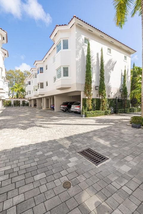 Photo of 261 Navarre Ave #B-1, Coral Gables, FL 33134 (MLS # A11984266)