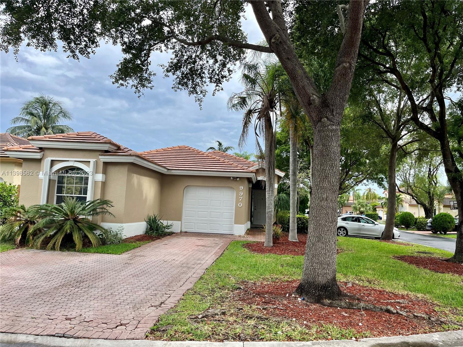 Single Family Home in one of the most prestigious condominiums in the Doral Area, 3 bedrooms, 2 bathrooms, corner lot, Clubhouse, Community Pool, do not miss the opportunity to see this wonderful property.