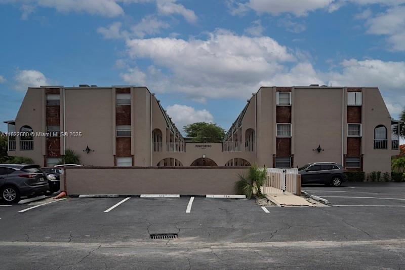 1/1 GROUND FLOOR UNIT. OPEN LAYOUT WITH TILE THROUGHOUT. PETS OK. GREAT FOR INVESTORS. ONLY 37 UNITS IN COMPLEX, COMMUNITY POOL, FRIENDLY COMMUNITY, COMMON LAUNDRY. UNIT IS RENTED FOR 1500/MO WITH 2 MONTHS OF SECURITY DEPOSIT ON HAND. LEASE EXPIRES ON NOVEMBER 19th, 2025 AND THE TENANTS WANTS TO STAY.