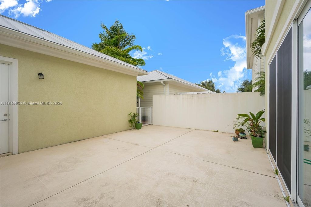 Photo of 1039 Key Largo St, Jupiter, FL 33458 (MLS # A11845934)