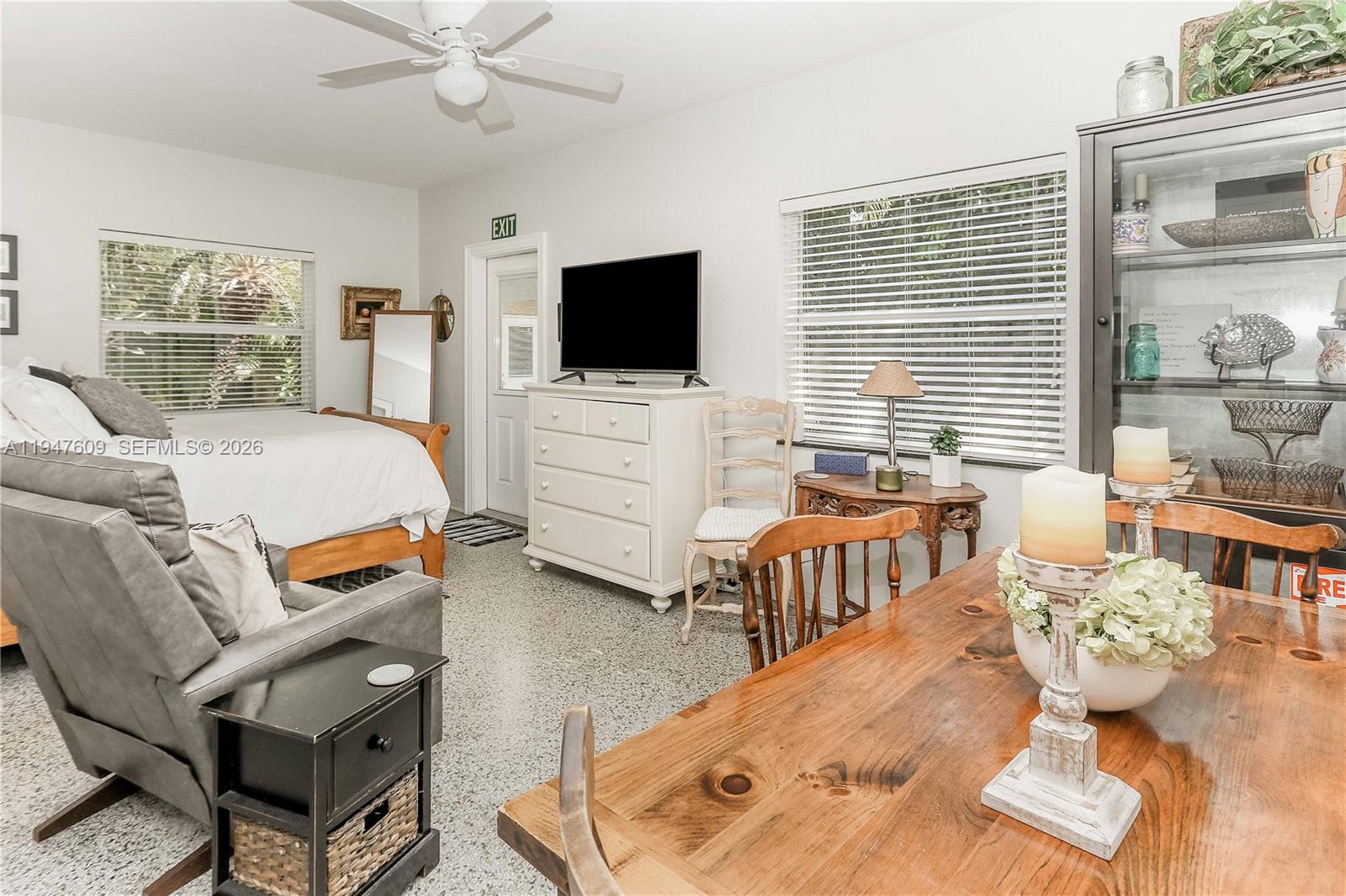 HOLLYWOOD LITTLE RANCHES - Residential Income