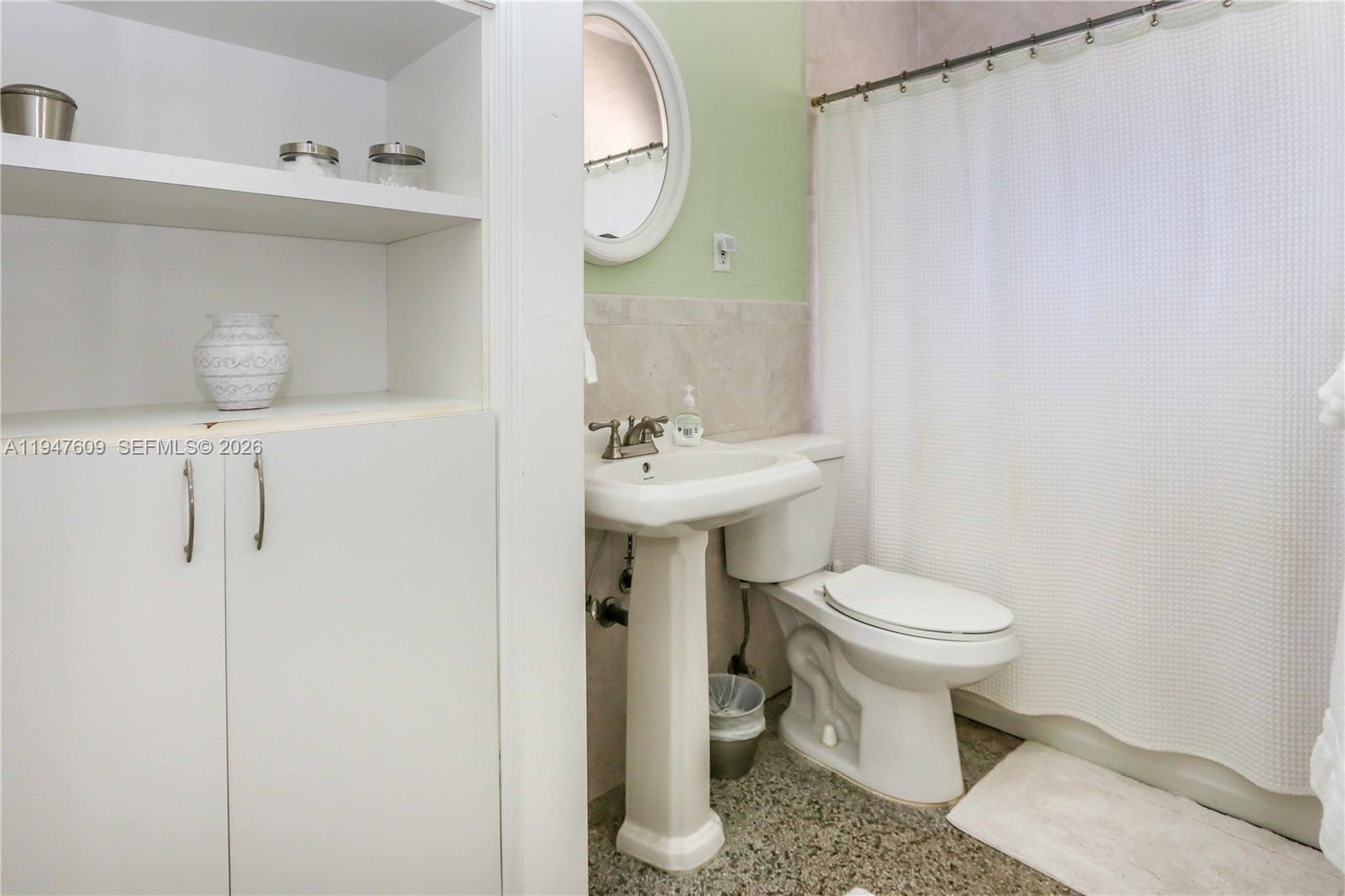 HOLLYWOOD LITTLE RANCHES - Residential Income