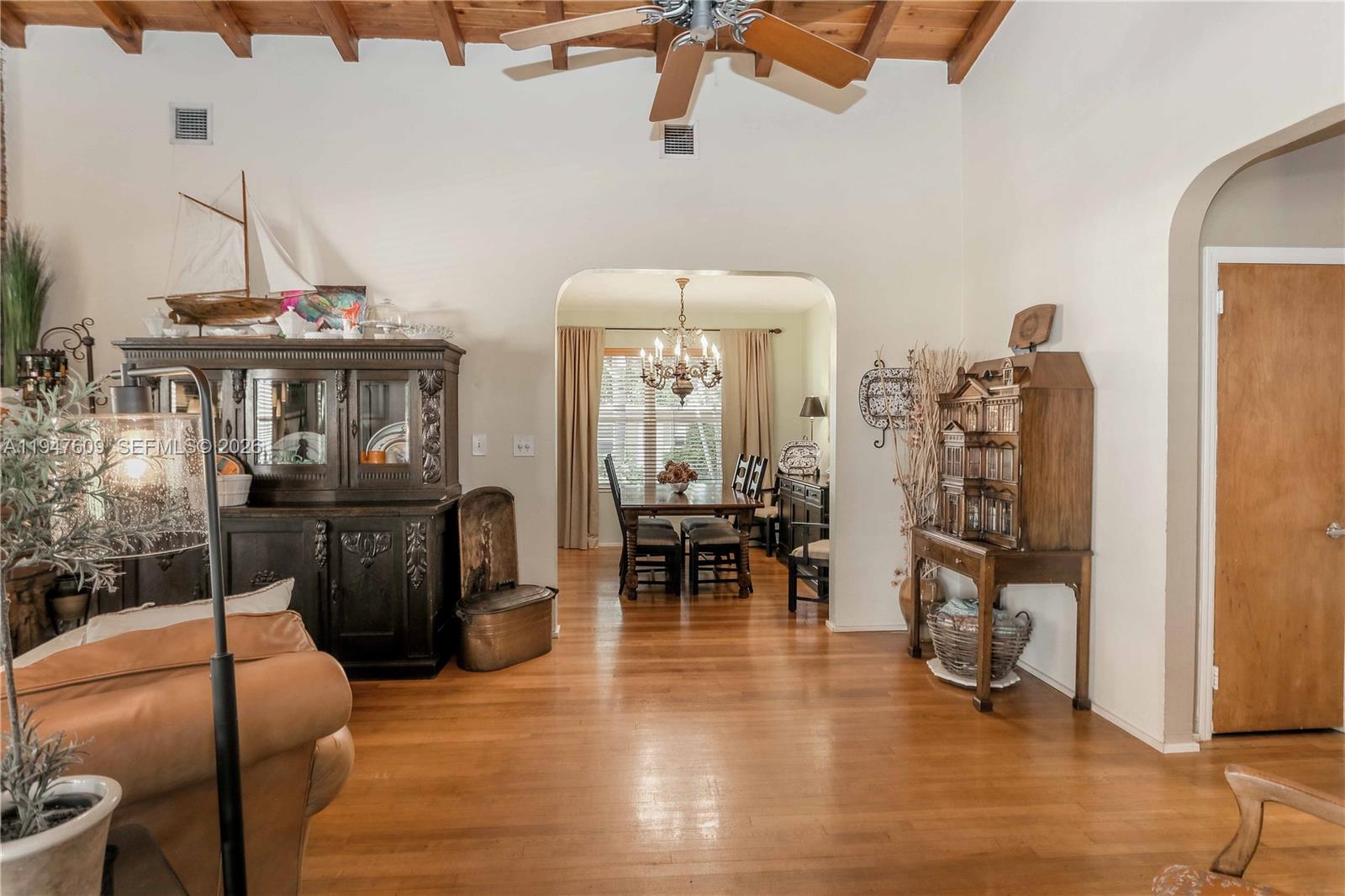 HOLLYWOOD LITTLE RANCHES - Residential Income