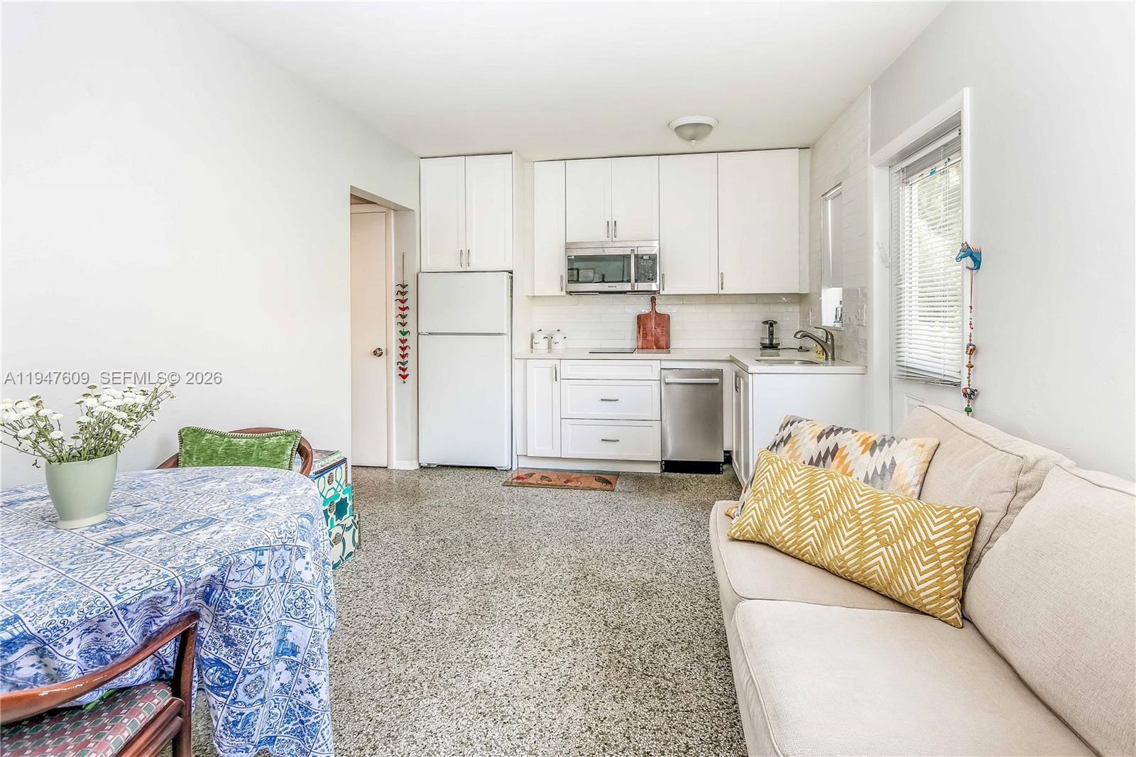 HOLLYWOOD LITTLE RANCHES - Residential Income