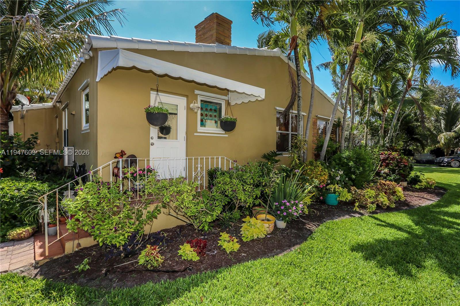 HOLLYWOOD LITTLE RANCHES - Residential Income