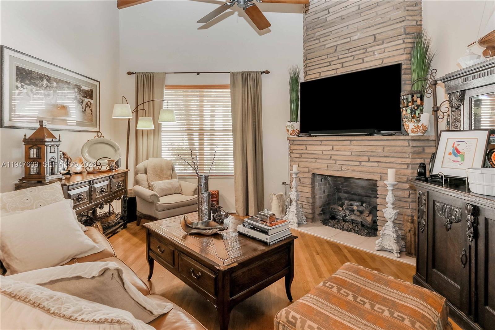 HOLLYWOOD LITTLE RANCHES - Residential Income