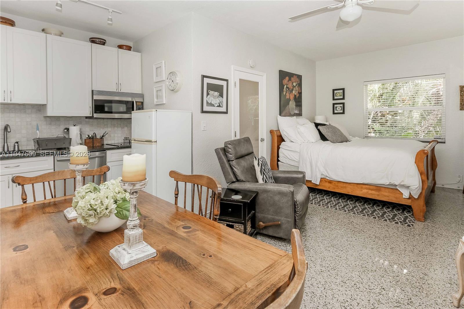 HOLLYWOOD LITTLE RANCHES - Residential Income