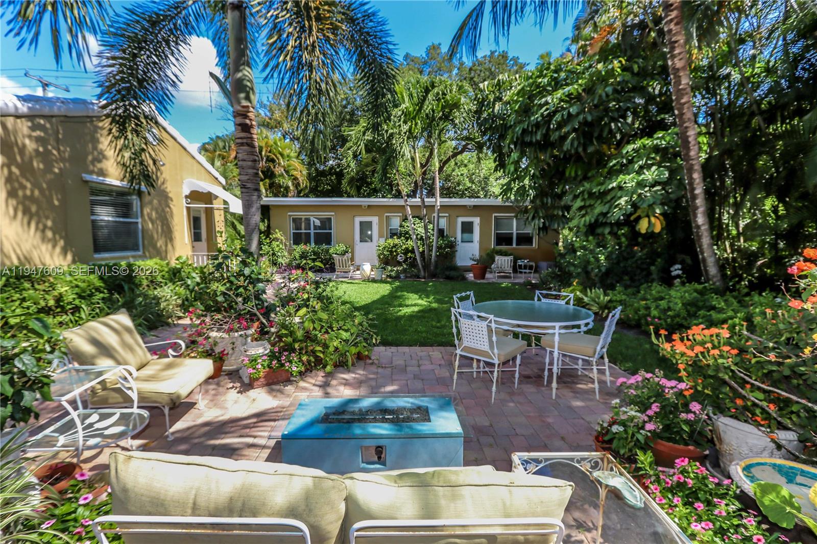 HOLLYWOOD LITTLE RANCHES - Residential Income