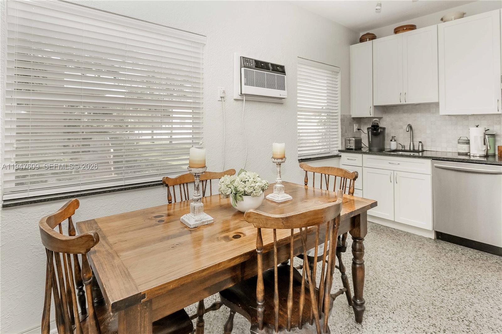 HOLLYWOOD LITTLE RANCHES - Residential Income