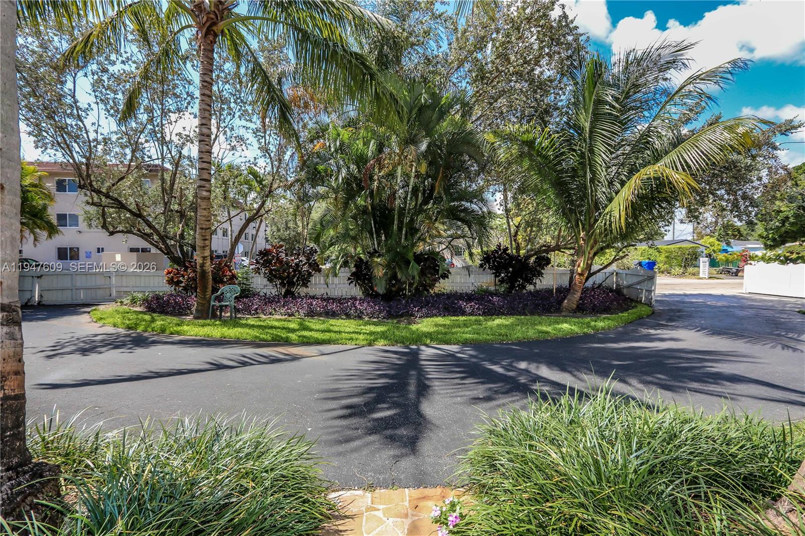 HOLLYWOOD LITTLE RANCHES - Residential Income