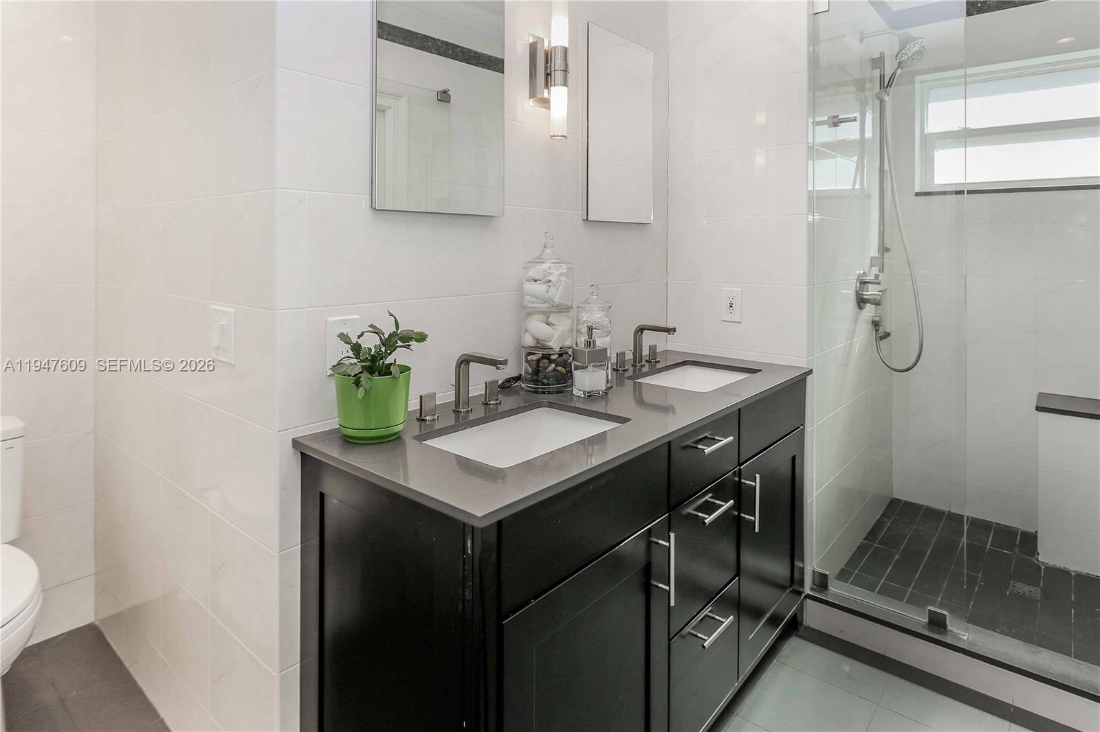 HOLLYWOOD LITTLE RANCHES - Residential Income