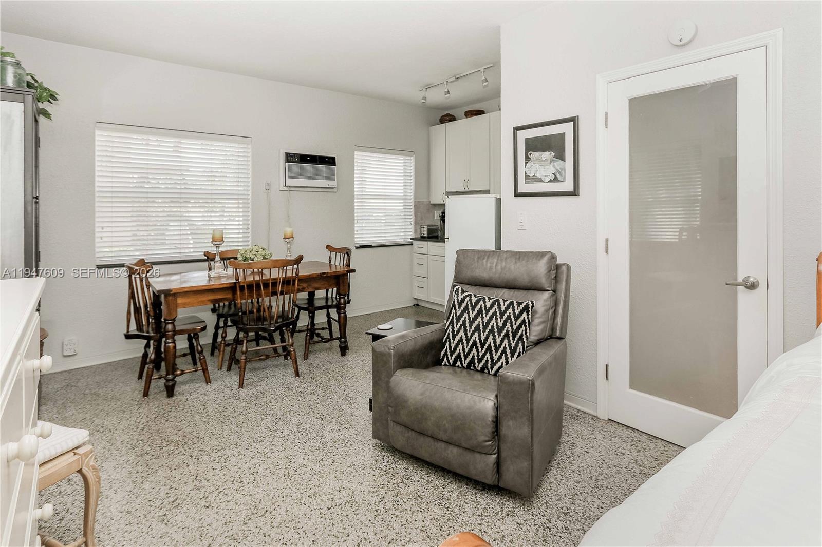 HOLLYWOOD LITTLE RANCHES - Residential Income