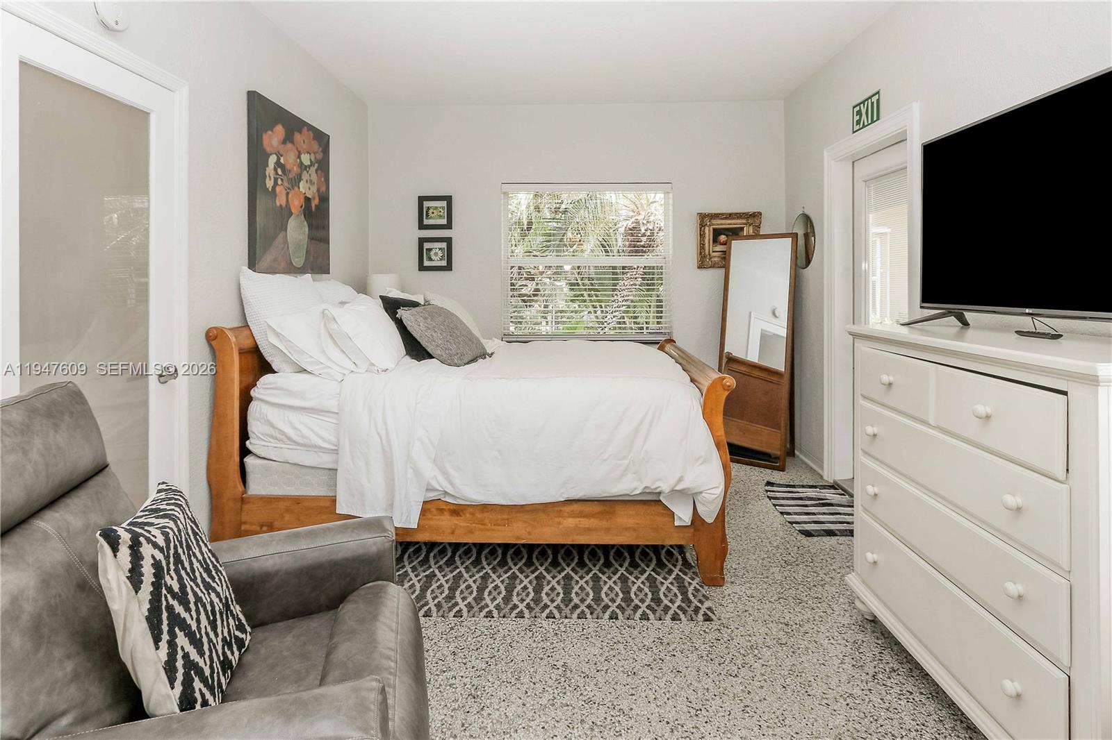 HOLLYWOOD LITTLE RANCHES - Residential Income