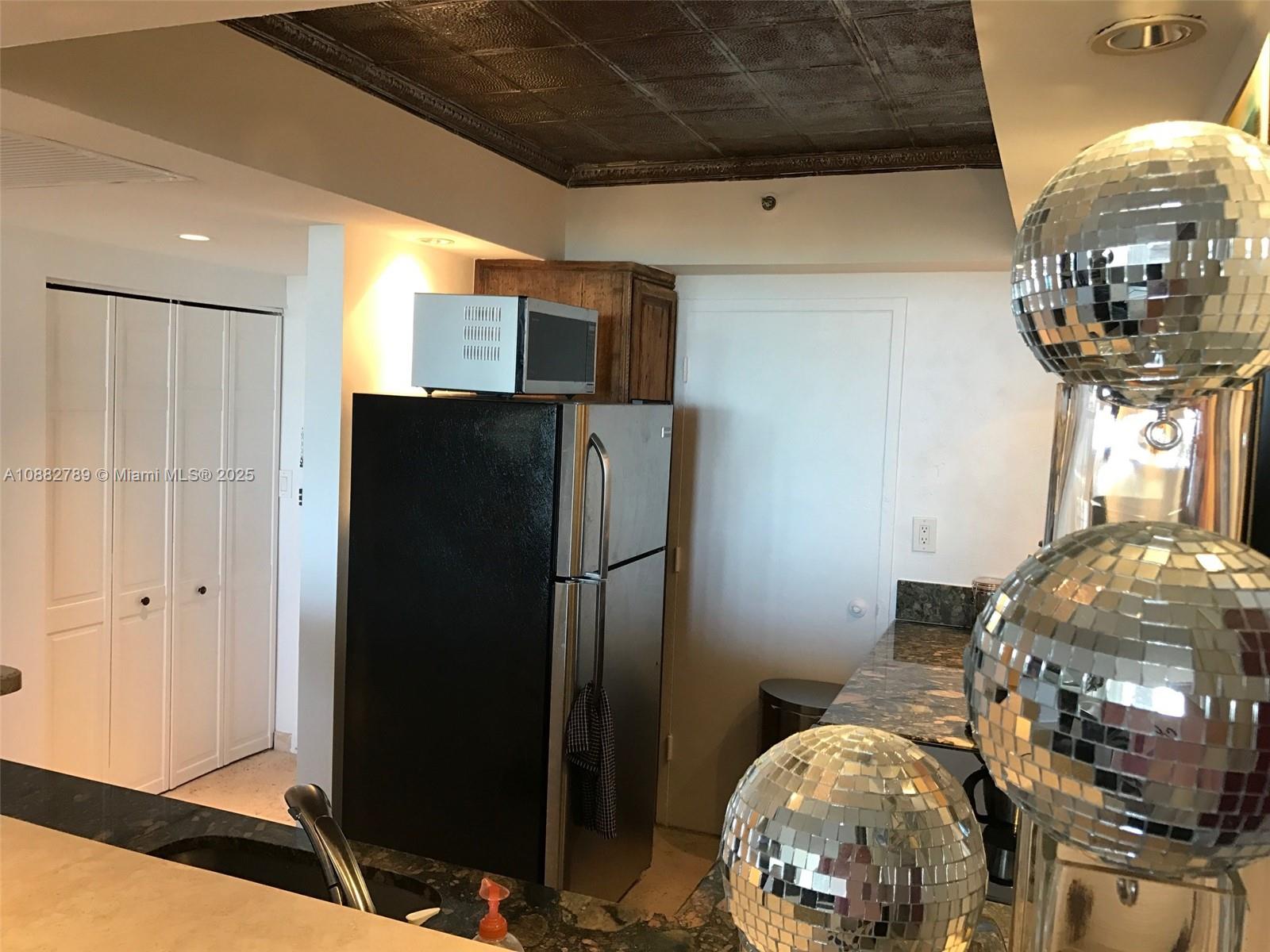 THE DECOPLAGE CONDO - Residential Lease