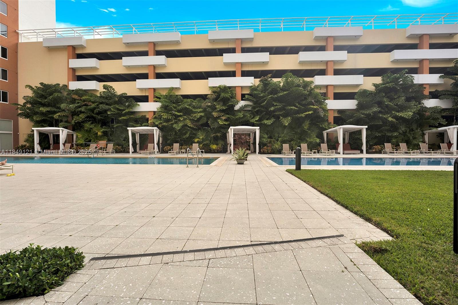 VENTURE AT AVENTURA WEST - Residential