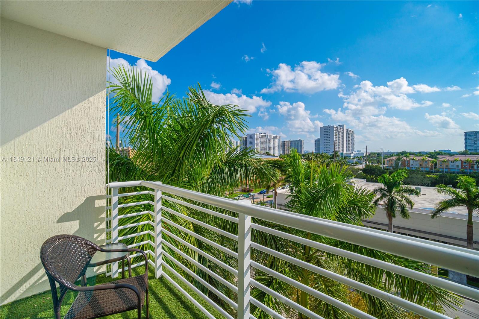 VENTURE AT AVENTURA WEST - Residential
