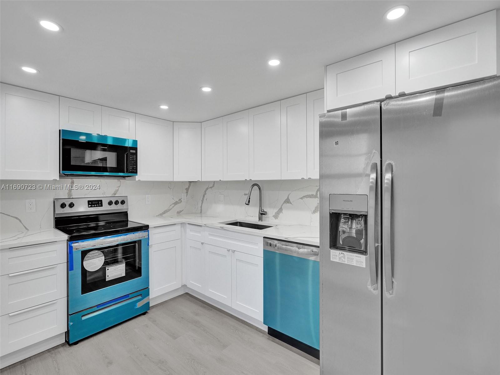 3700 Oaks Clubhouse Dr 203