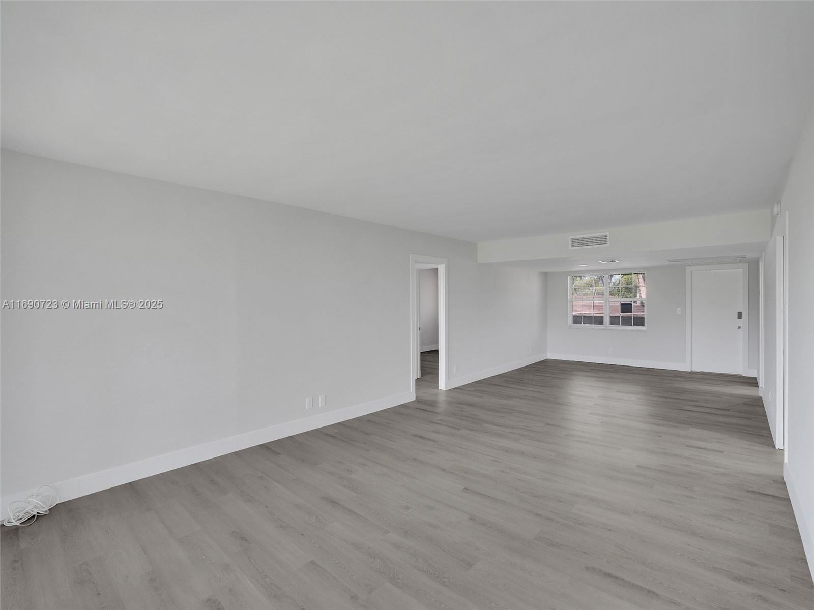 3700 Oaks Clubhouse Dr 203
