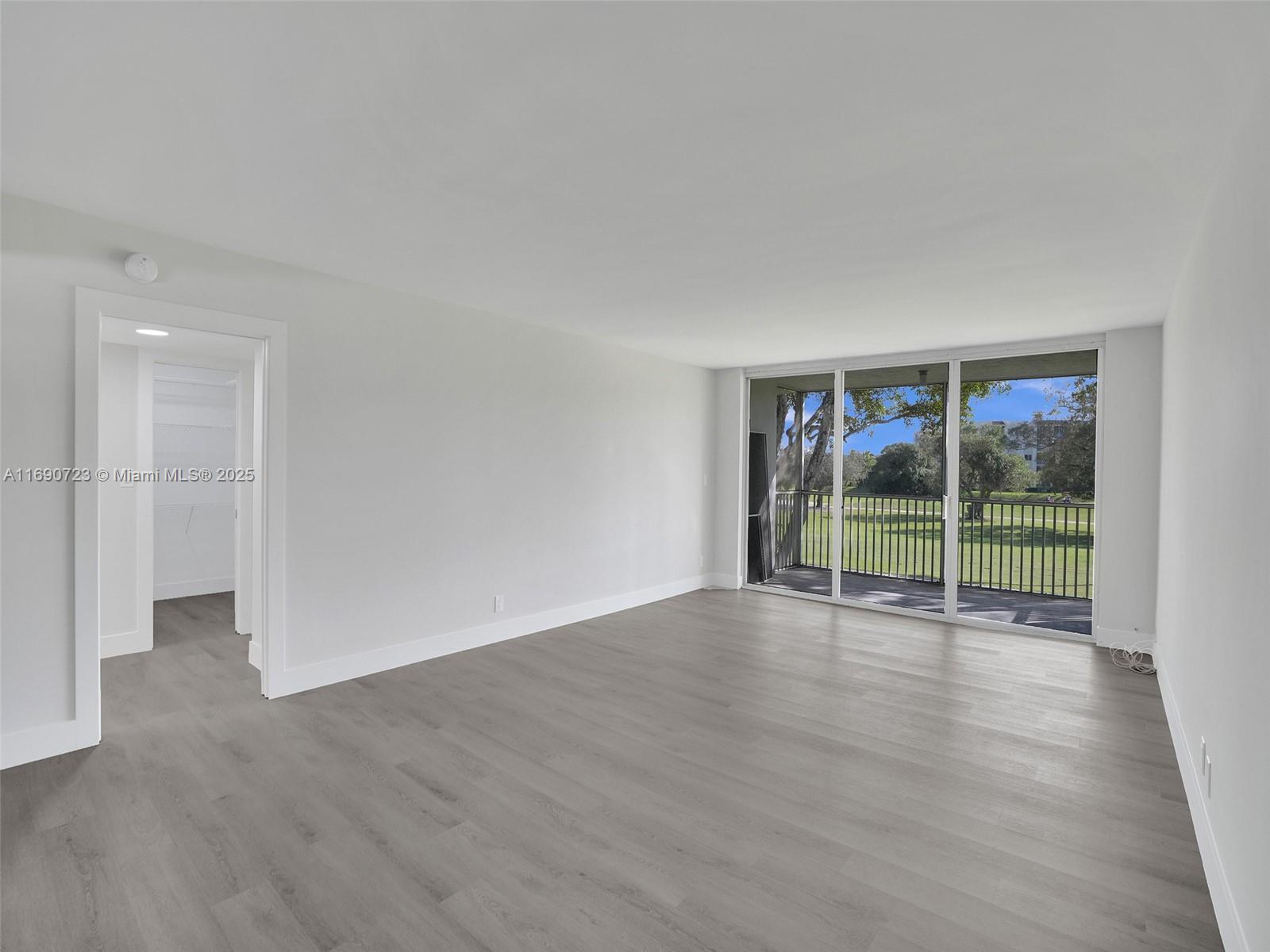 3700 Oaks Clubhouse Dr 203