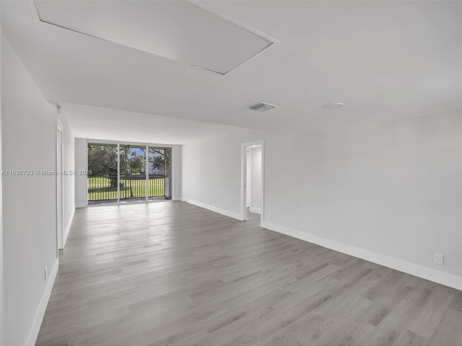 3700 Oaks Clubhouse Dr 203