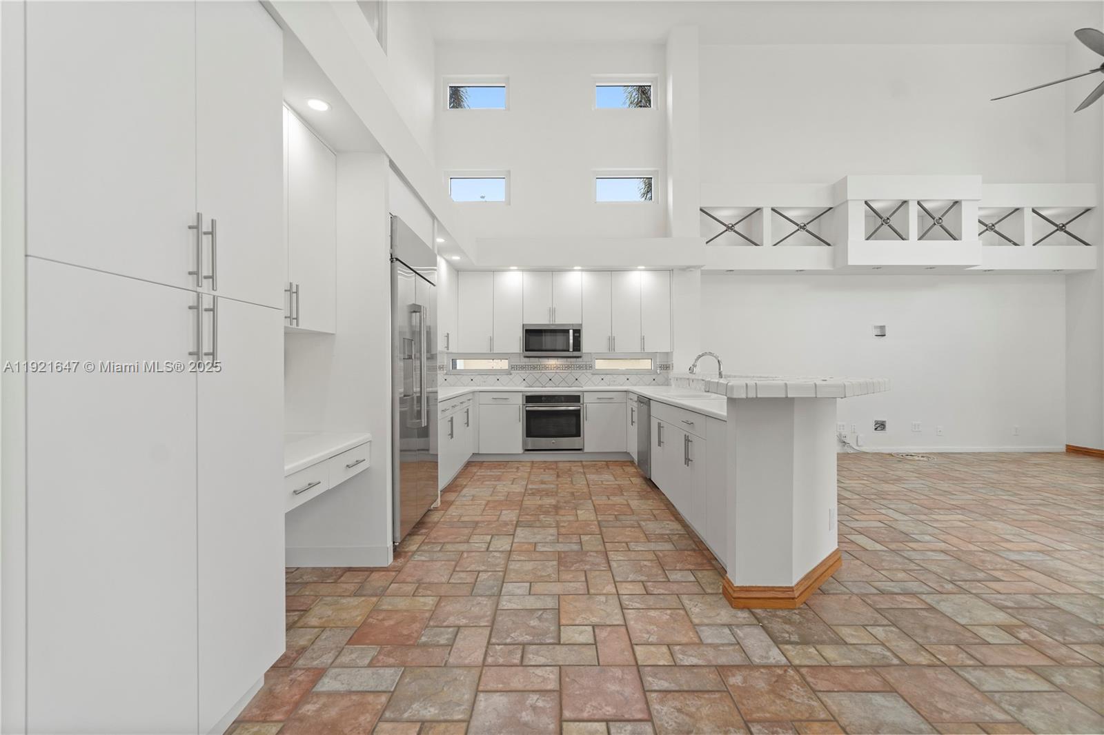 HOLLYWOOD LAKES COUNTRY C - Residential