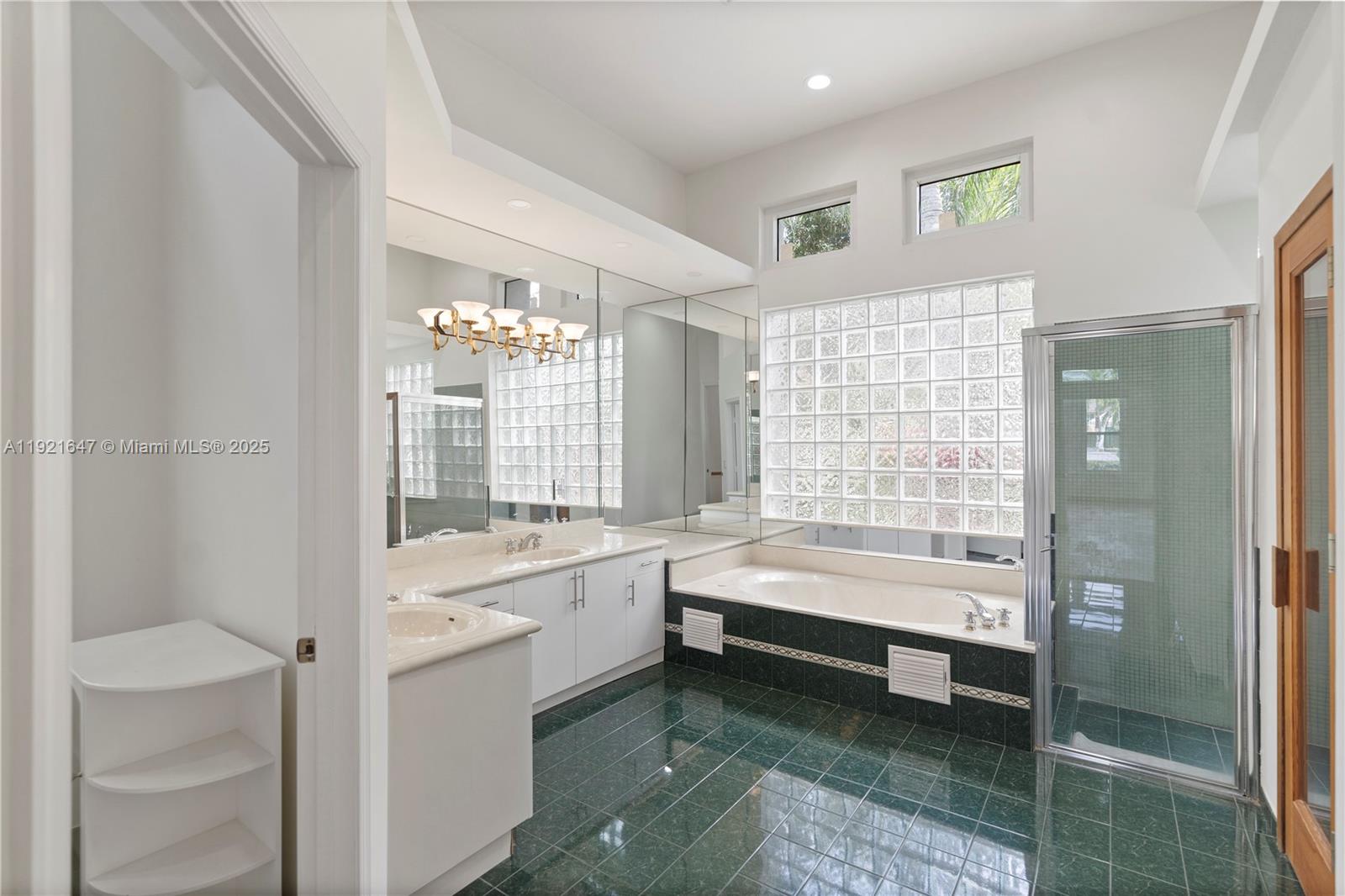 HOLLYWOOD LAKES COUNTRY C - Residential