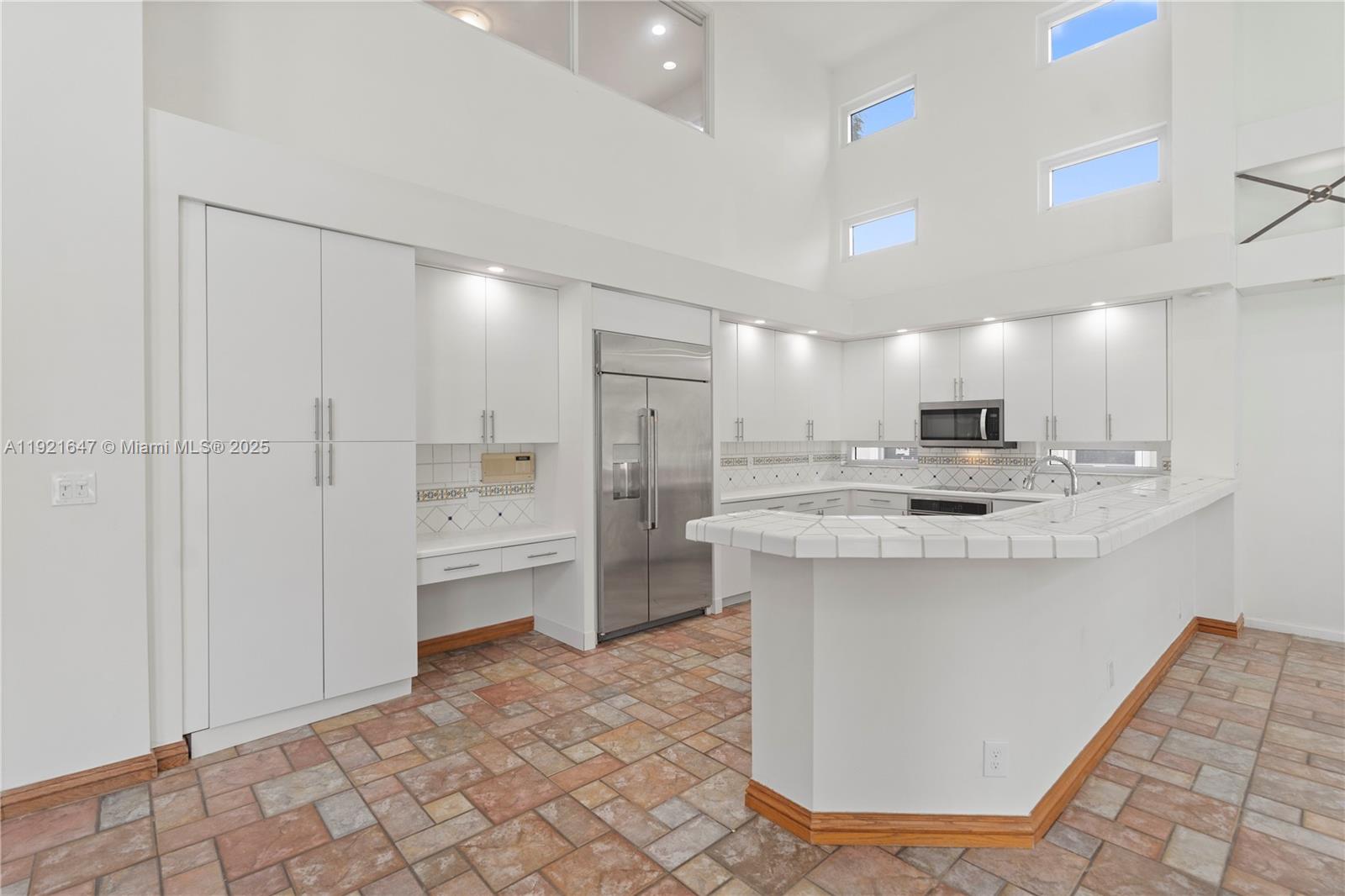 HOLLYWOOD LAKES COUNTRY C - Residential