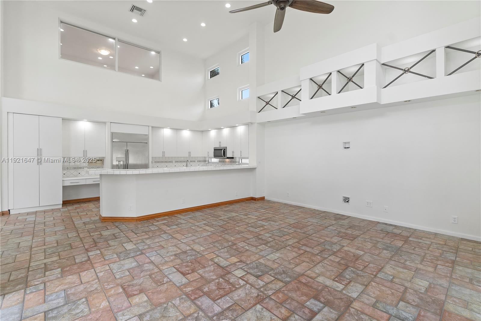 HOLLYWOOD LAKES COUNTRY C - Residential