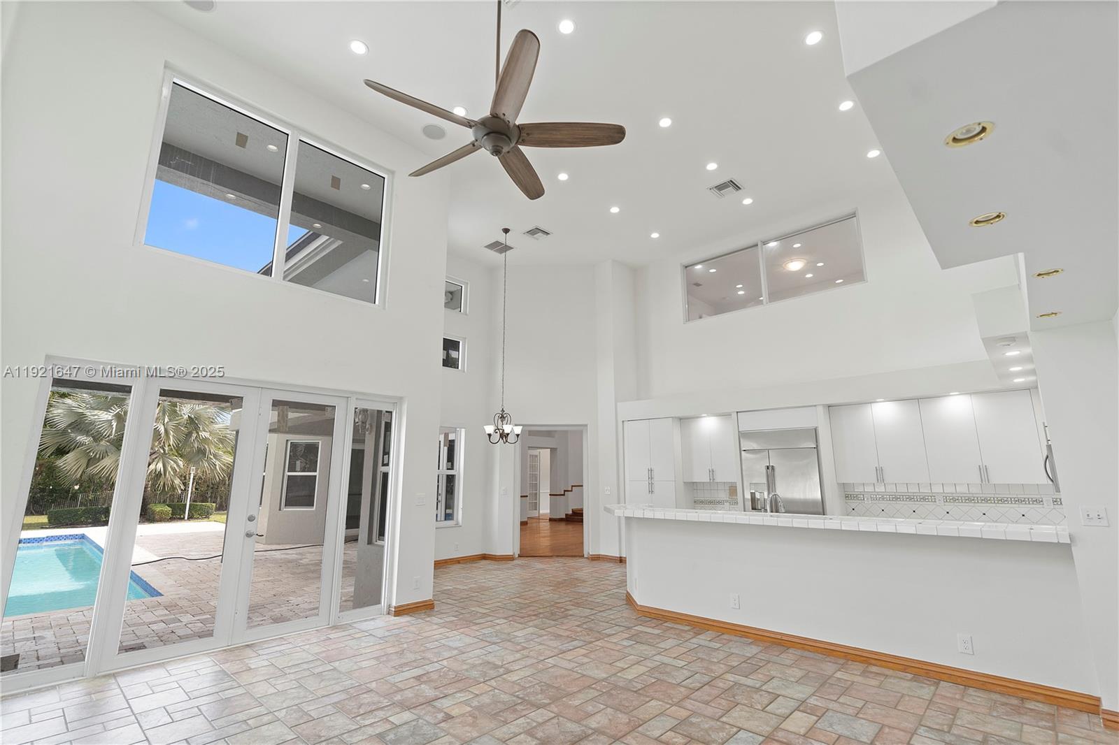 HOLLYWOOD LAKES COUNTRY C - Residential