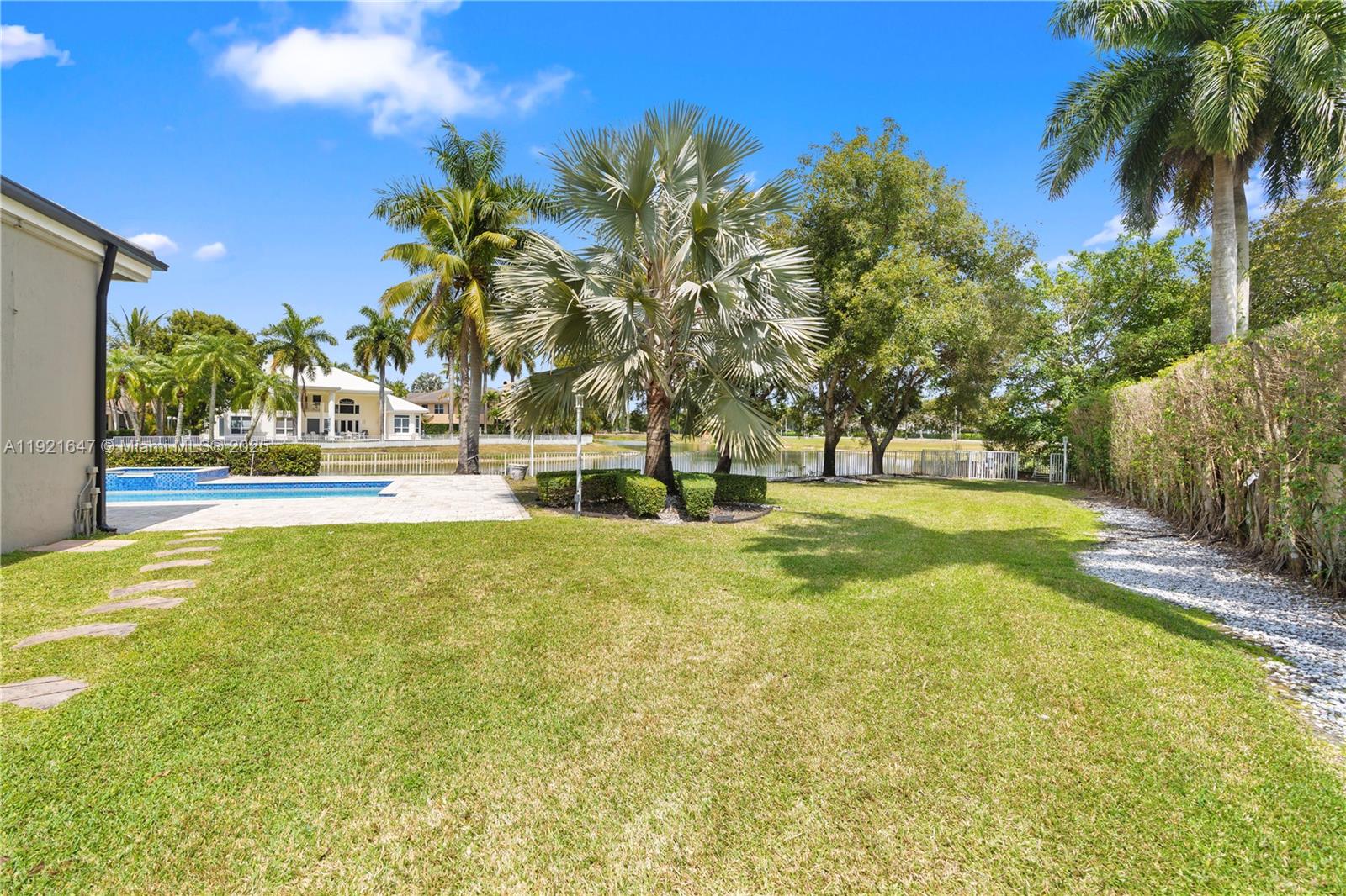 HOLLYWOOD LAKES COUNTRY C - Residential