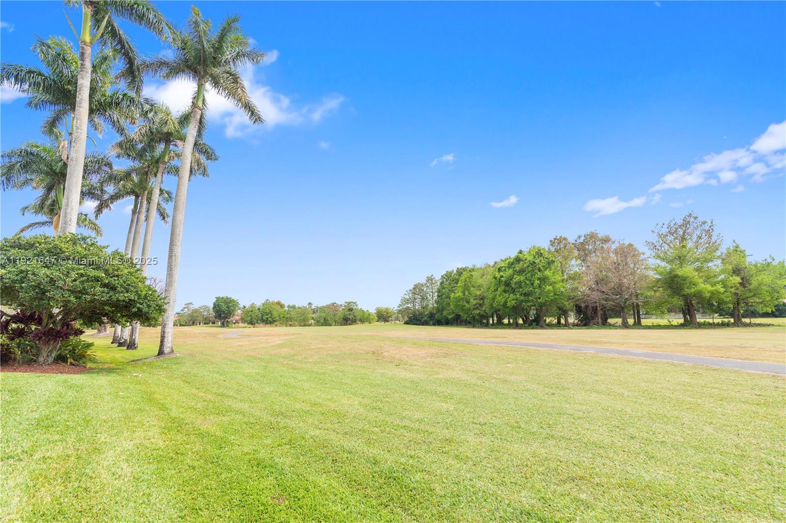 HOLLYWOOD LAKES COUNTRY C - Residential