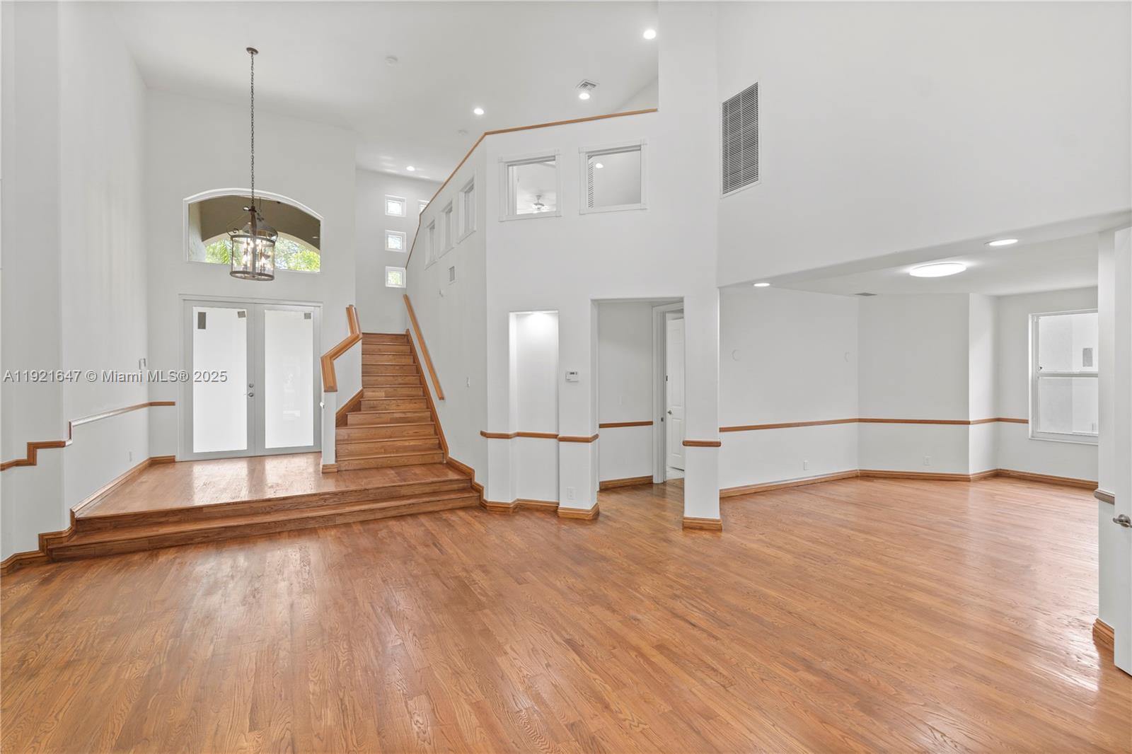 HOLLYWOOD LAKES COUNTRY C - Residential