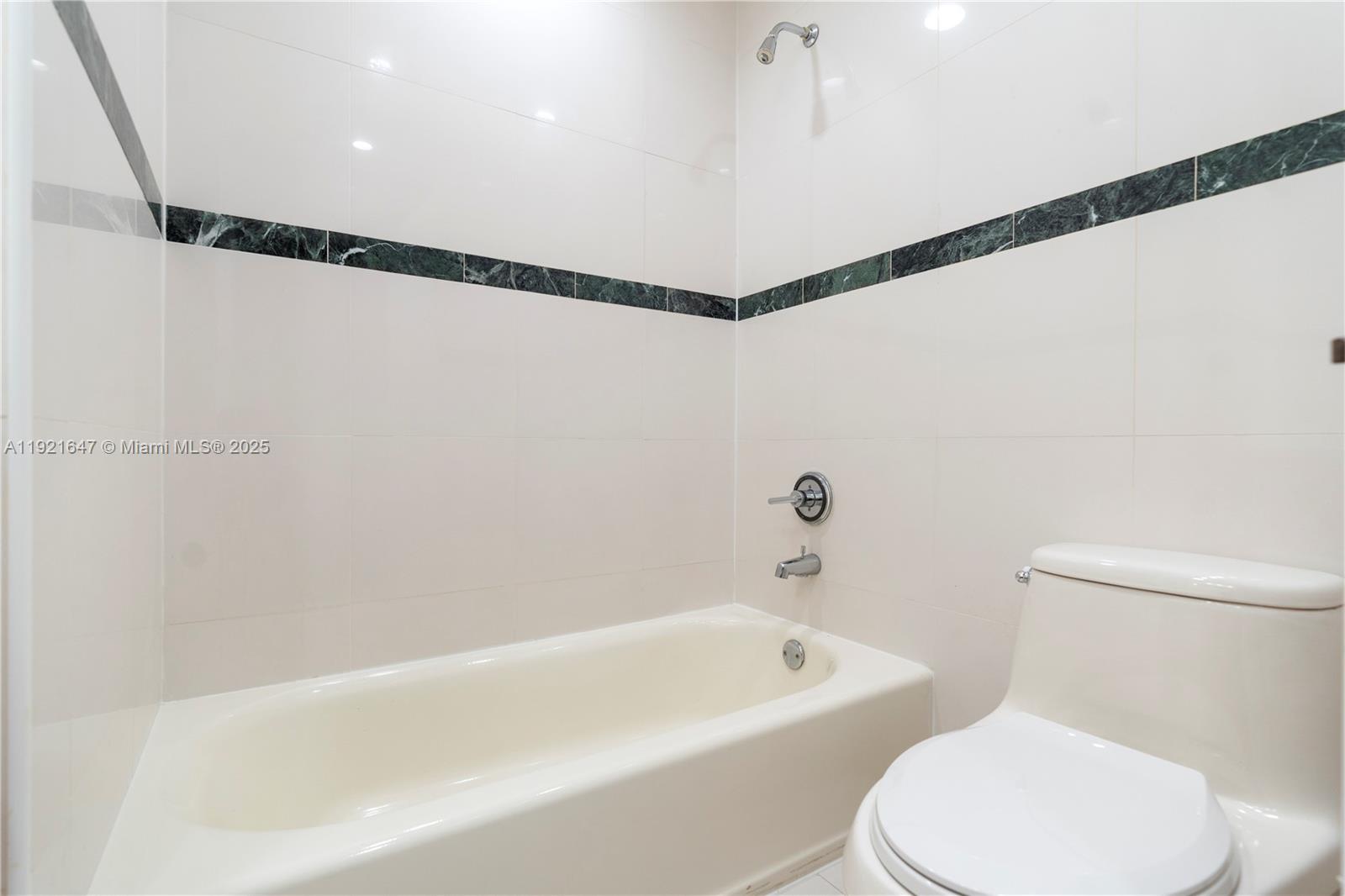 HOLLYWOOD LAKES COUNTRY C - Residential