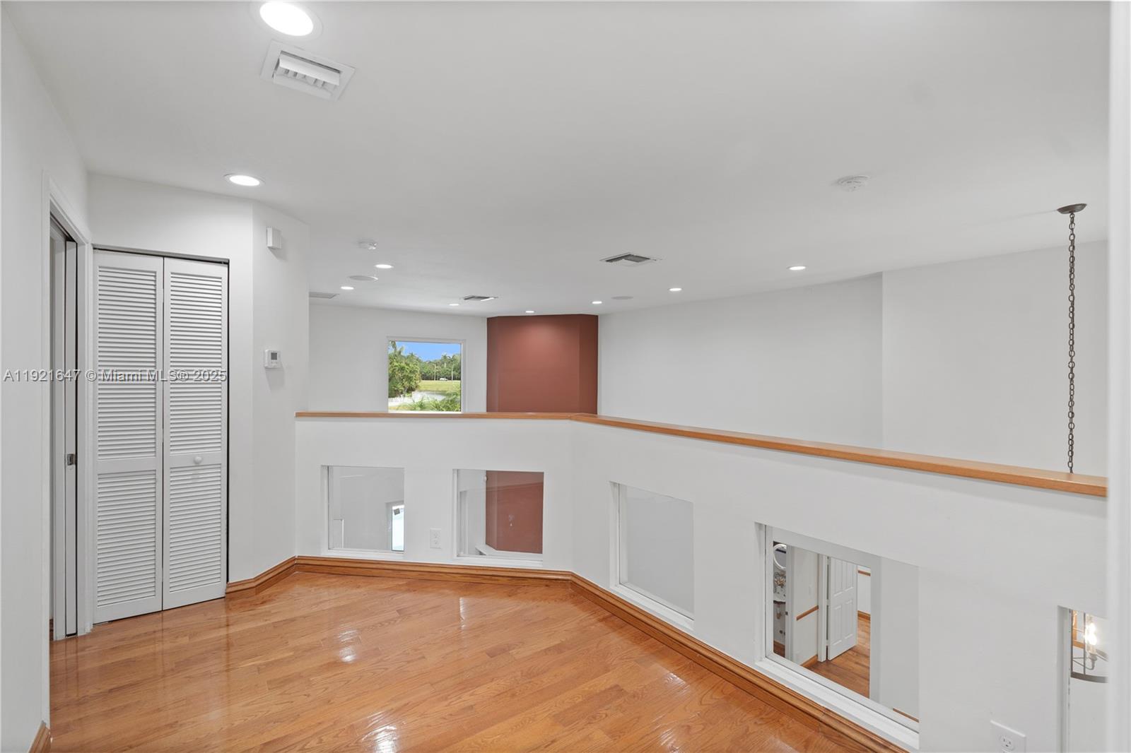 HOLLYWOOD LAKES COUNTRY C - Residential