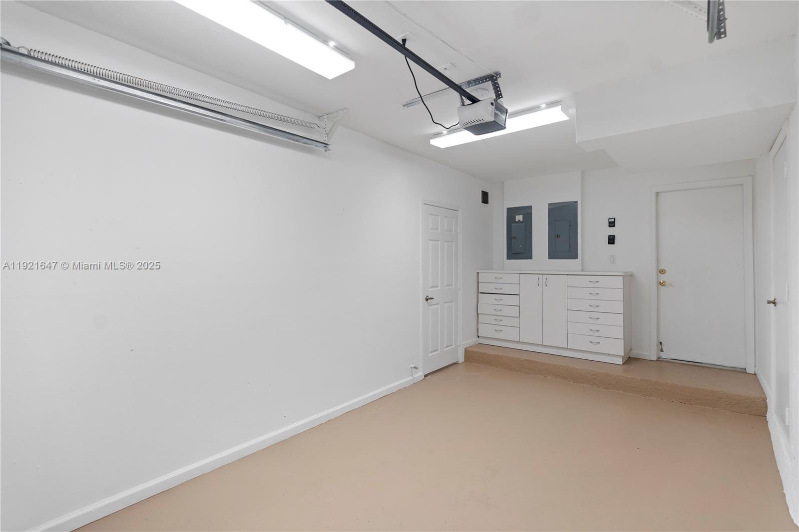 HOLLYWOOD LAKES COUNTRY C - Residential