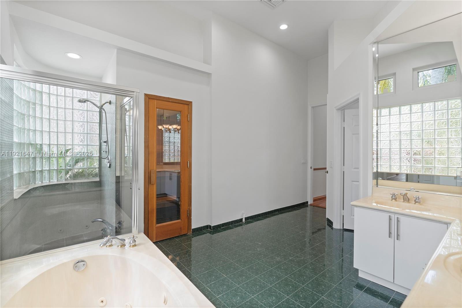 HOLLYWOOD LAKES COUNTRY C - Residential