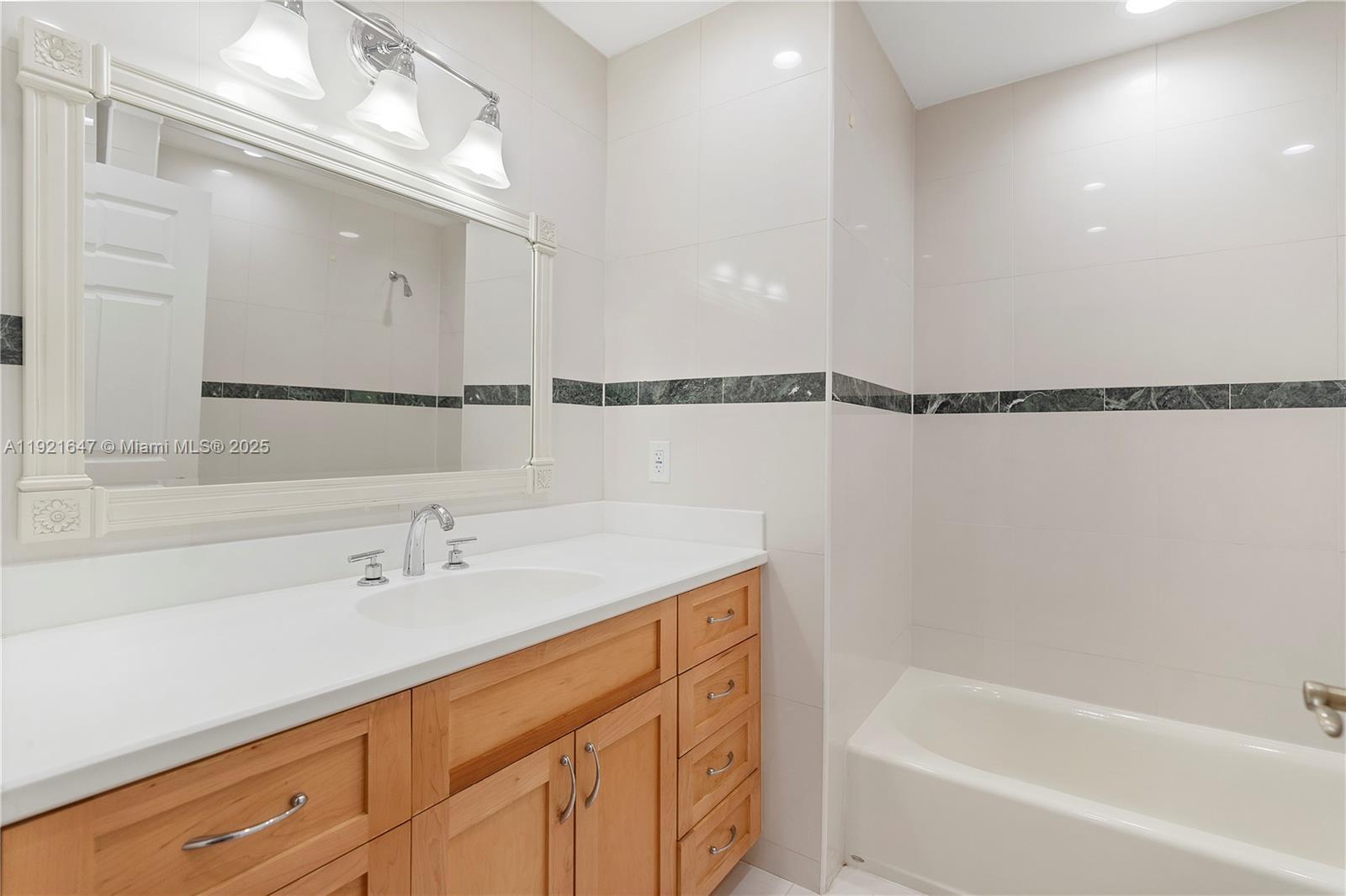 HOLLYWOOD LAKES COUNTRY C - Residential