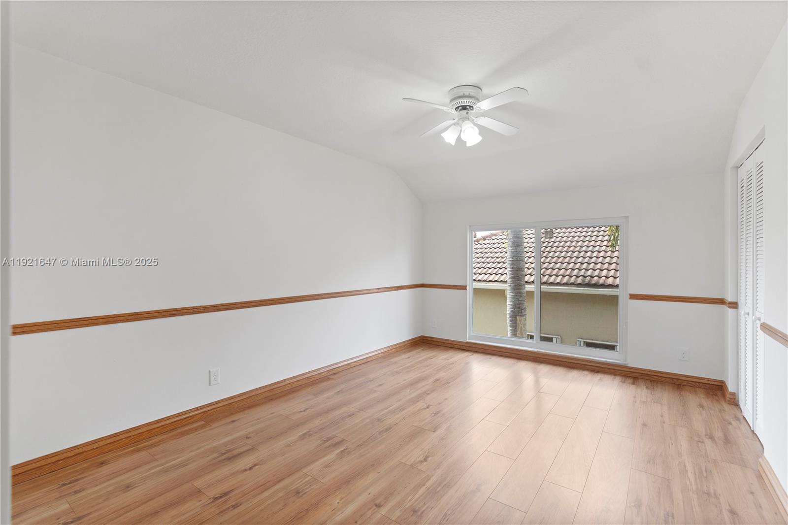 HOLLYWOOD LAKES COUNTRY C - Residential