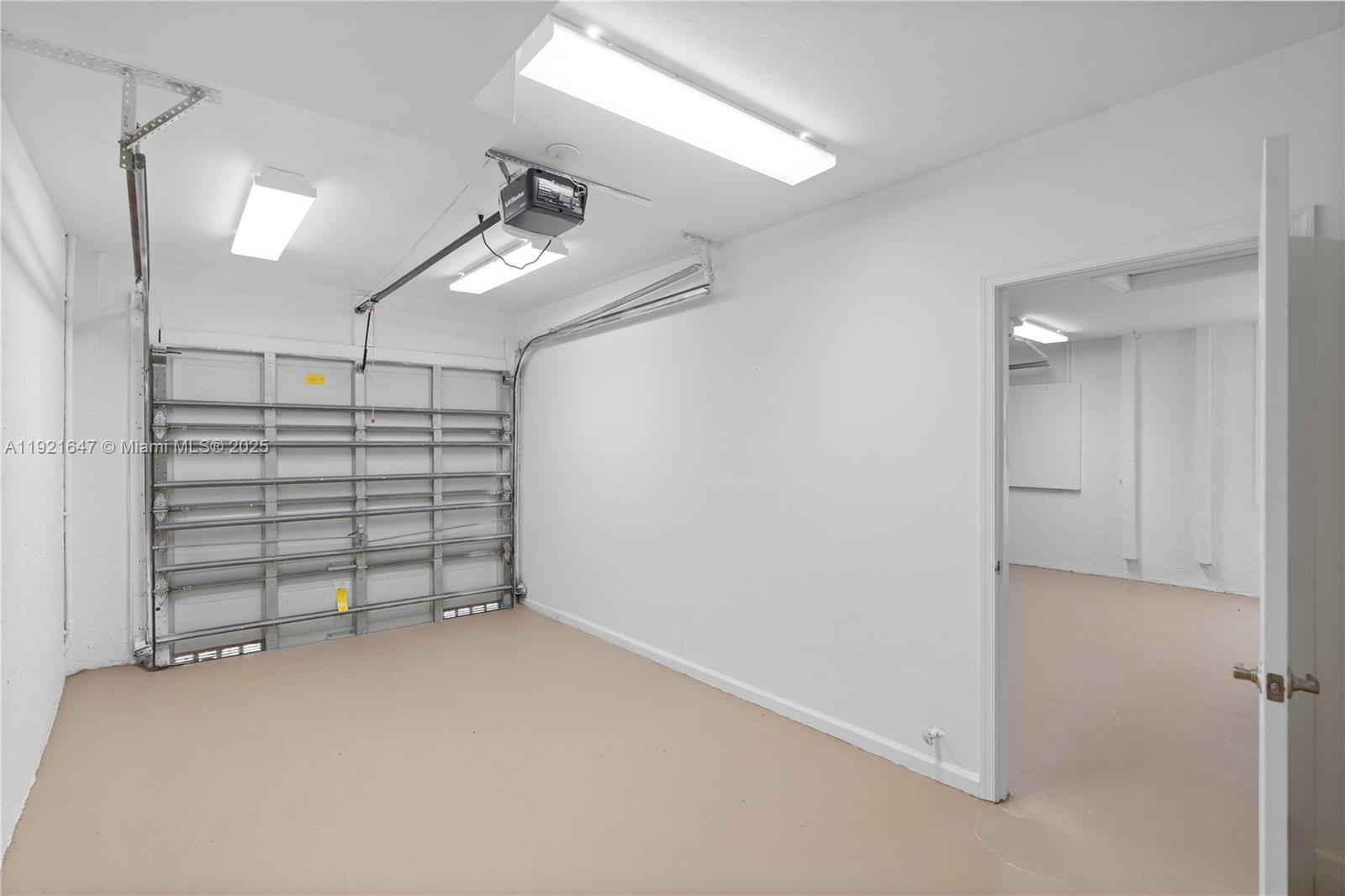 HOLLYWOOD LAKES COUNTRY C - Residential