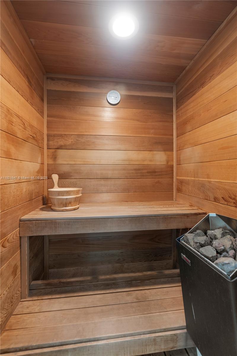 HOLLYWOOD LAKES COUNTRY C - Residential