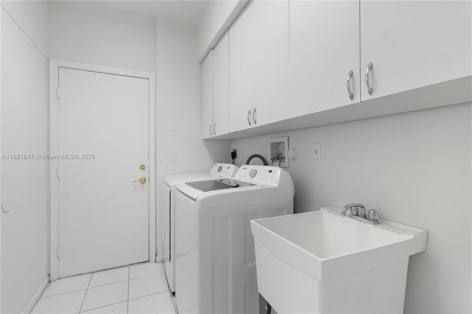 HOLLYWOOD LAKES COUNTRY C - Residential