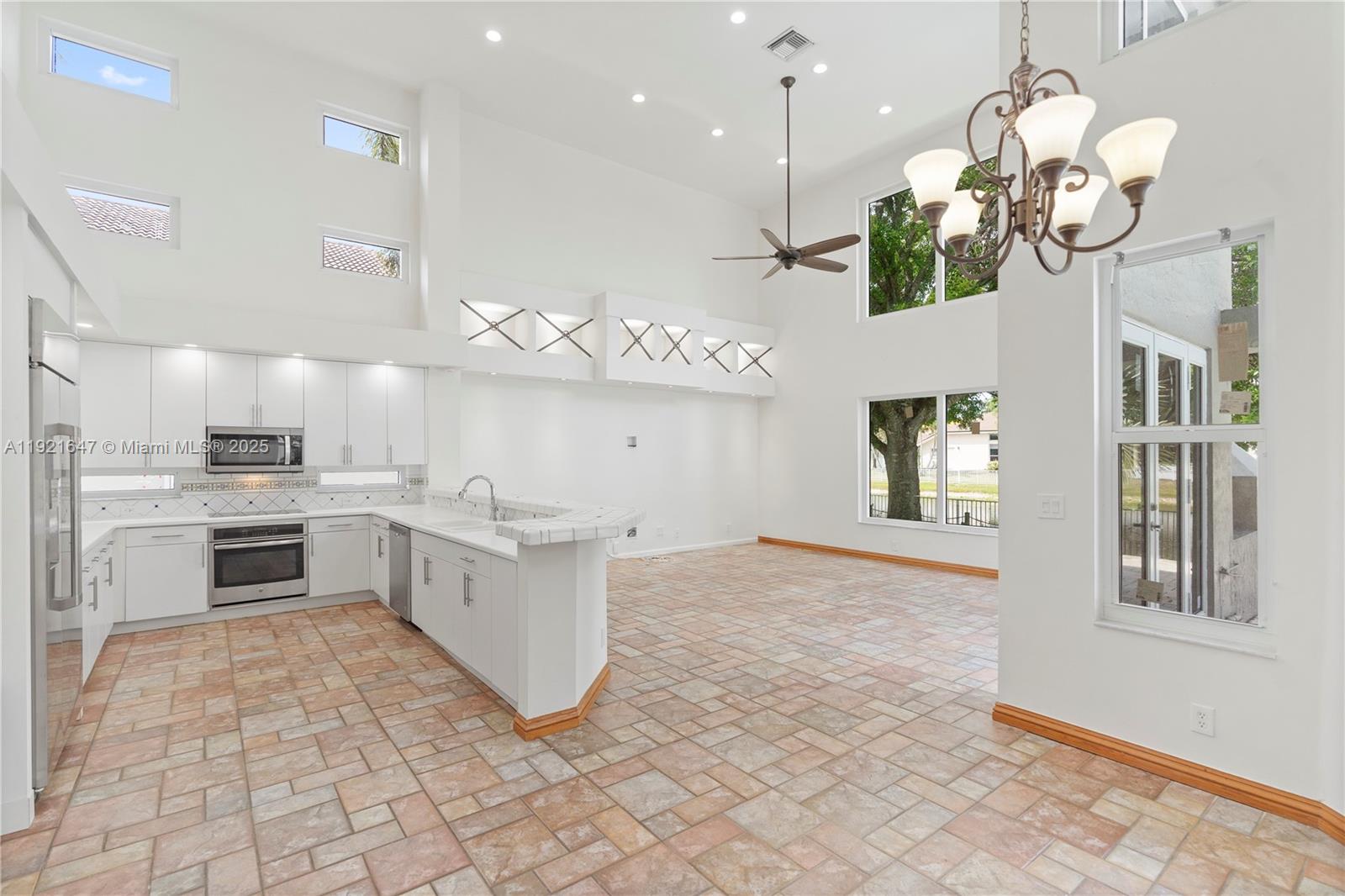 HOLLYWOOD LAKES COUNTRY C - Residential