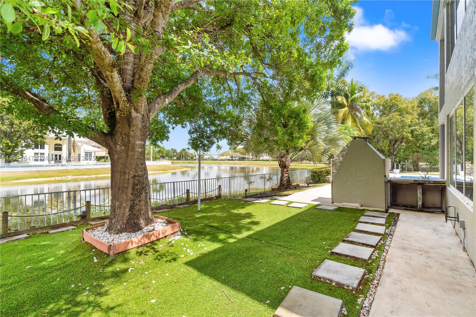 HOLLYWOOD LAKES COUNTRY C - Residential