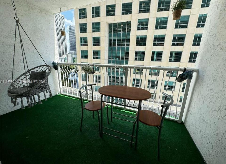 1200 Brickell Bay Dr 1610