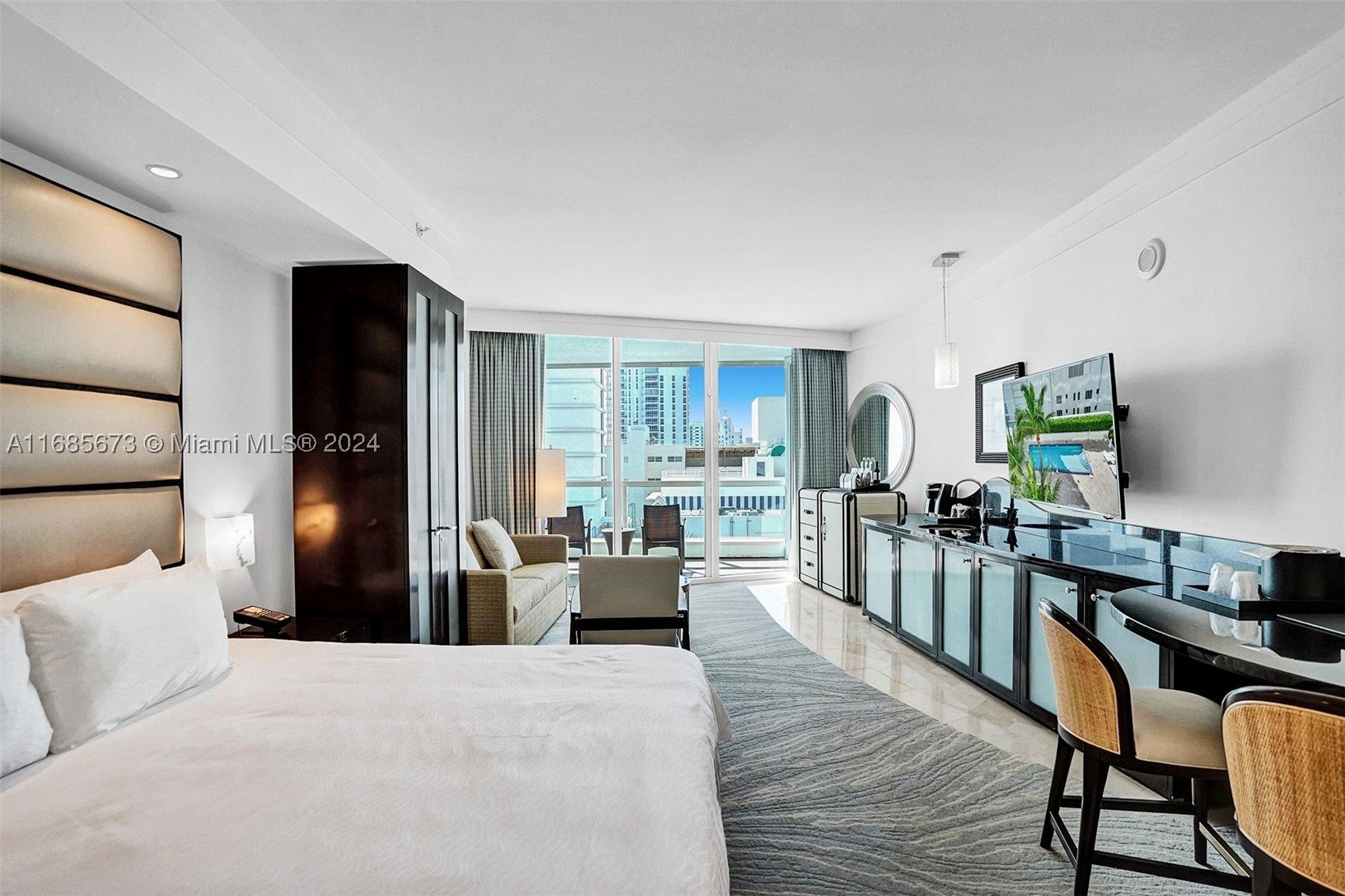 4391 Collins Ave 915