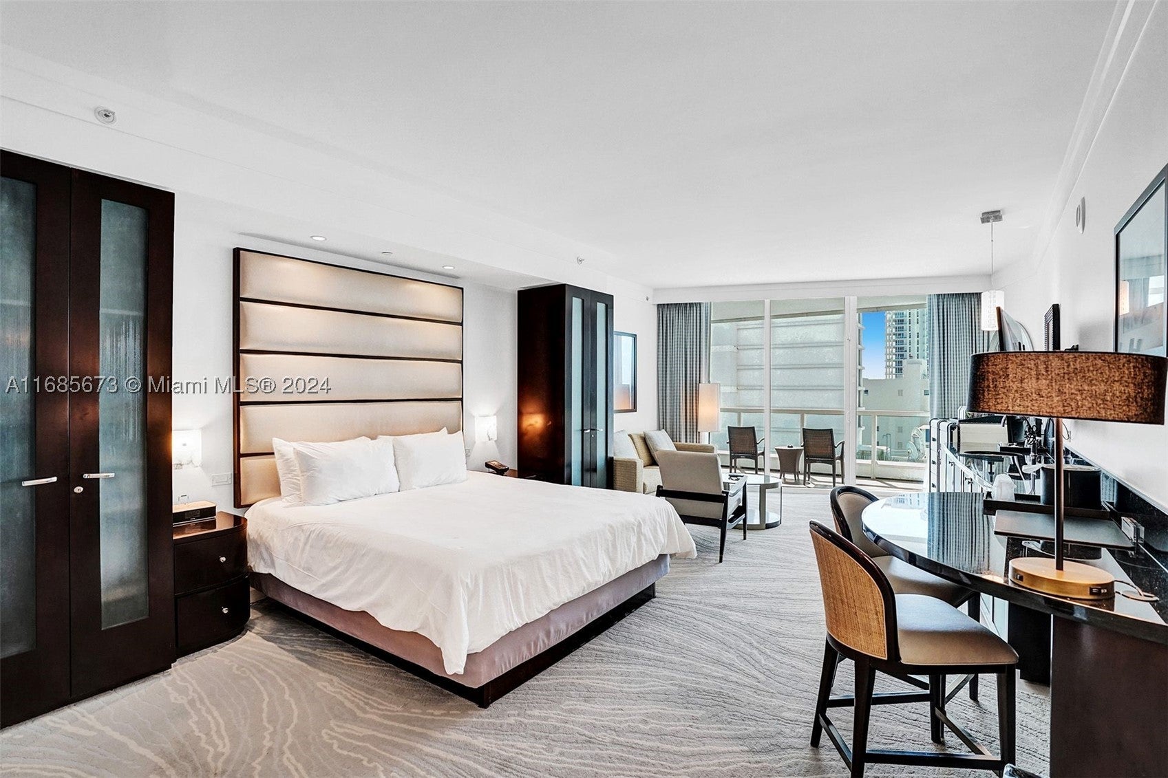 4391 Collins Ave 915